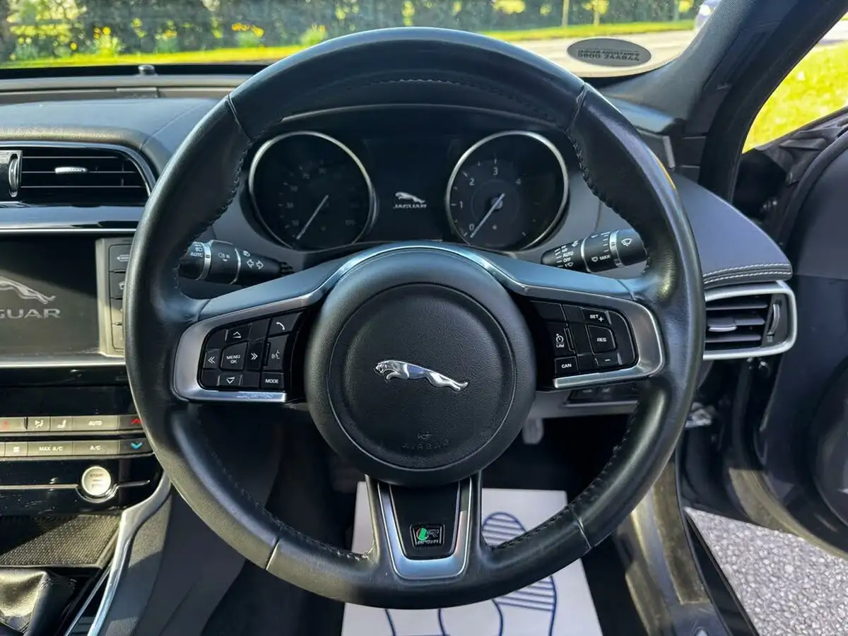 2017-jaguar-xe-20d-r-sport-180ps-ss-1999cc-big-49