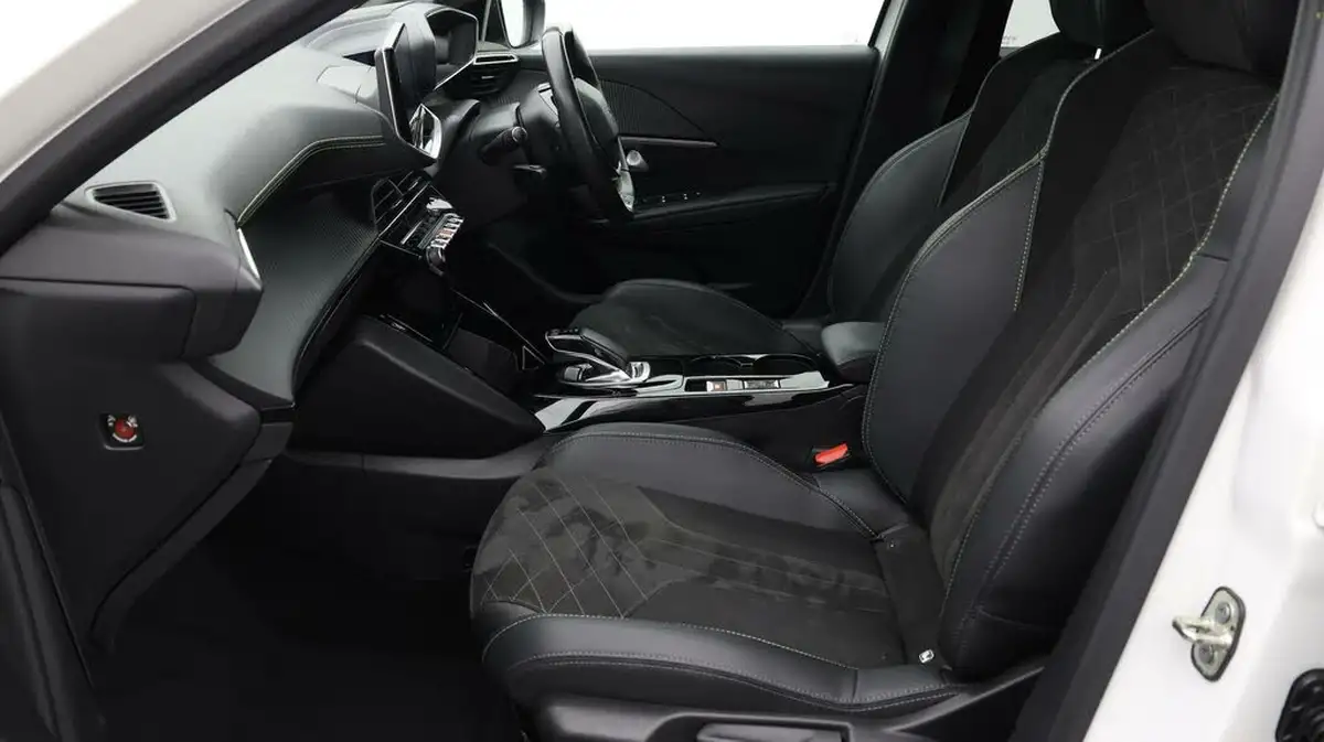 2021-peugeot-208-e-gt-premium-big-13