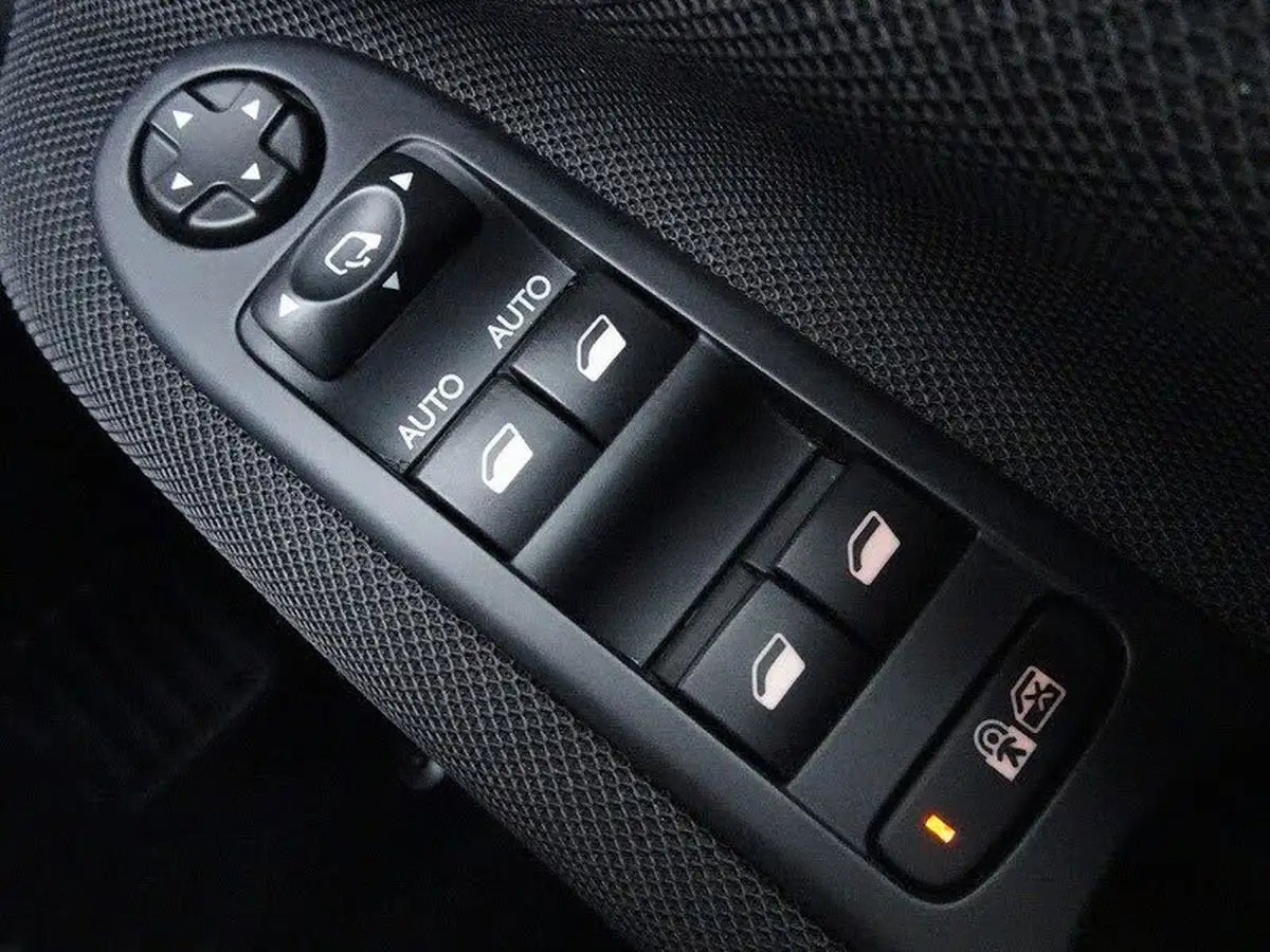 2016-citroen-c3-picasso-12-puretech-platinum-big-25