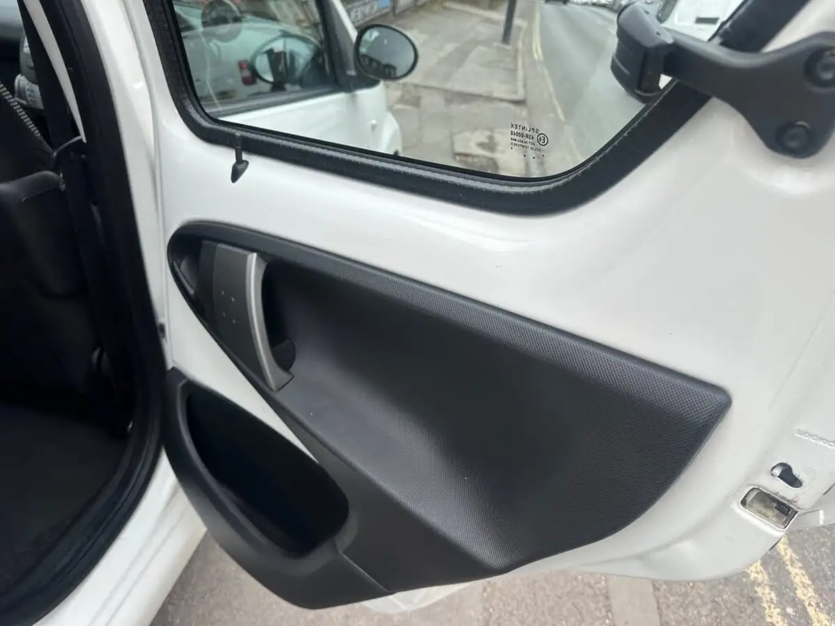 2014-toyota-aygo-10-move-5d-big-20