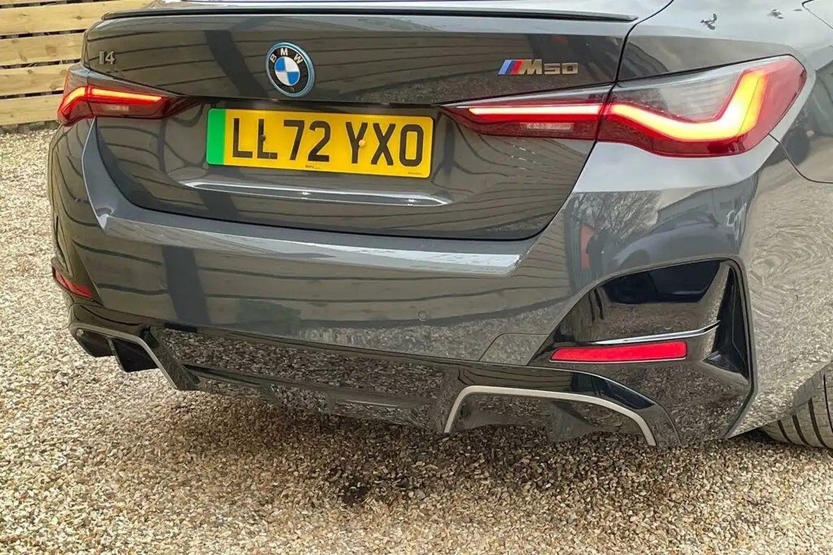 2022-bmw-i4-e-m50-big-16