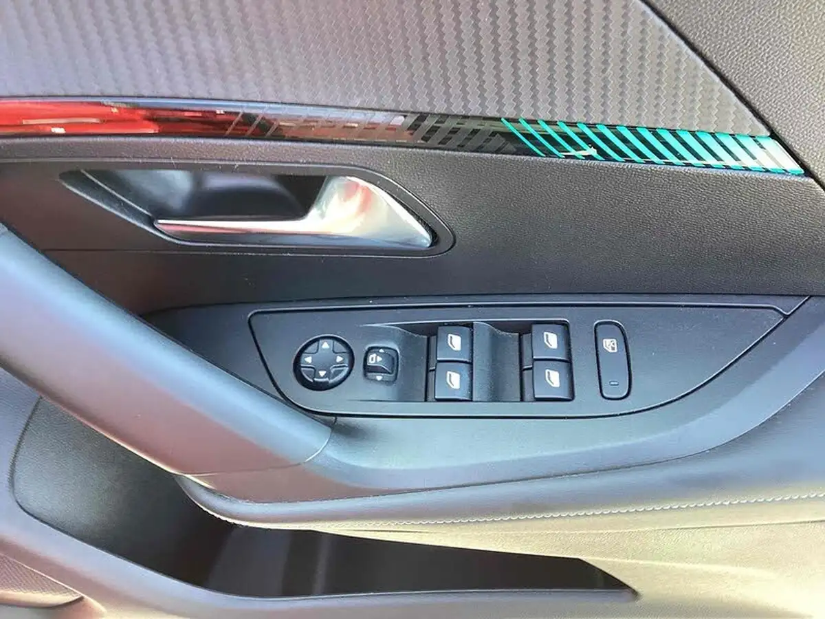 2021-peugeot-2008-suv-12-puretech-allure-100bhp-big-18