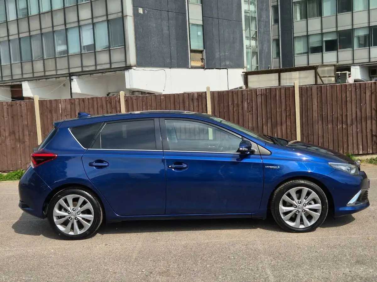 2016-toyota-auris-18-vvt-i-hsd-excel-hatchback-big-3