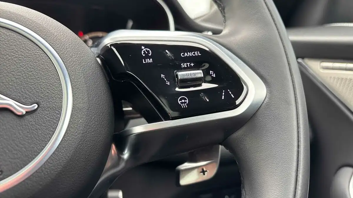 2024-jaguar-f-pace-20-d200-r-dynamic-hse-black-big-31