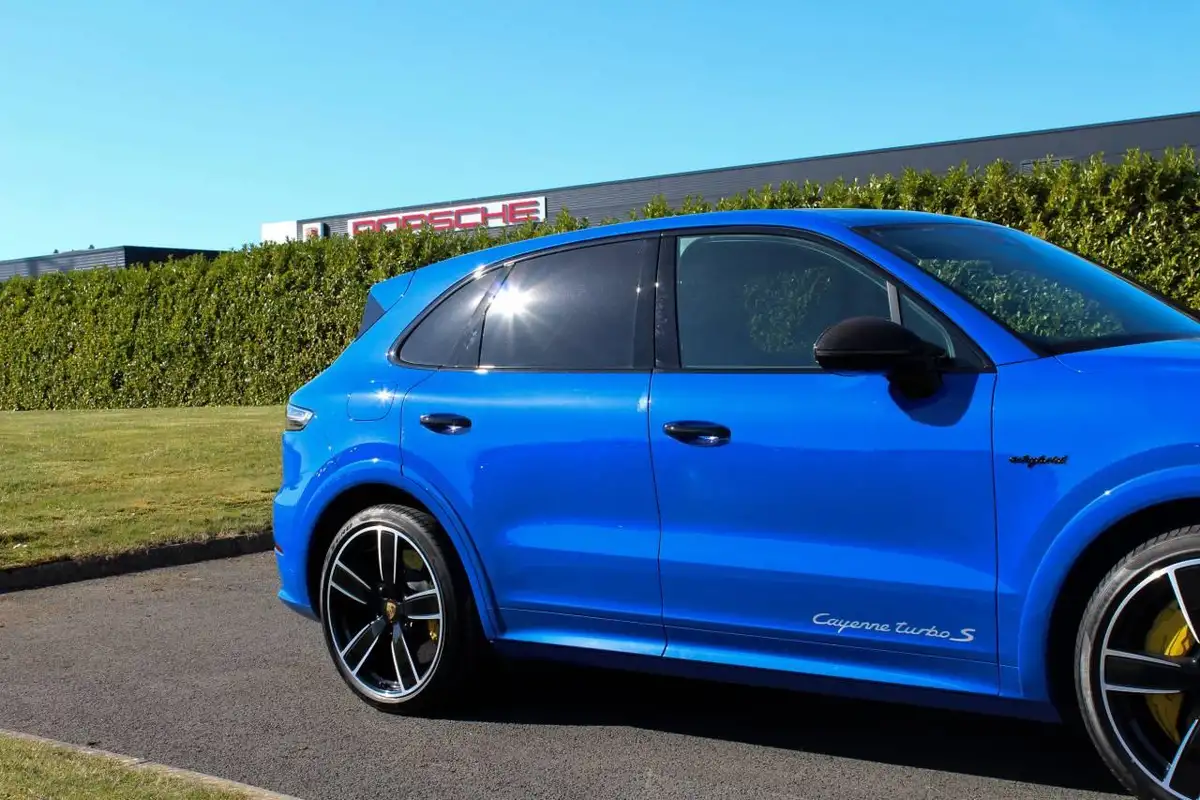 2022-porsche-cayenne-40-v8-turbo-s-e-hybrid-station-wagon-big-17