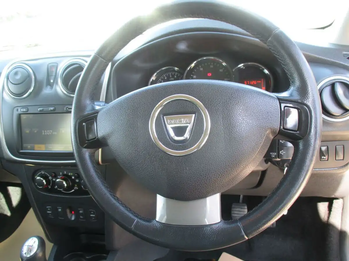 2013-dacia-sandero-12-laureate-big-30