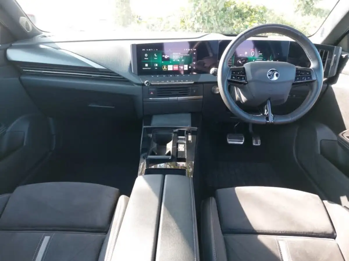 2023-vauxhall-astra-16-gse-225ps-hatchback-big-2