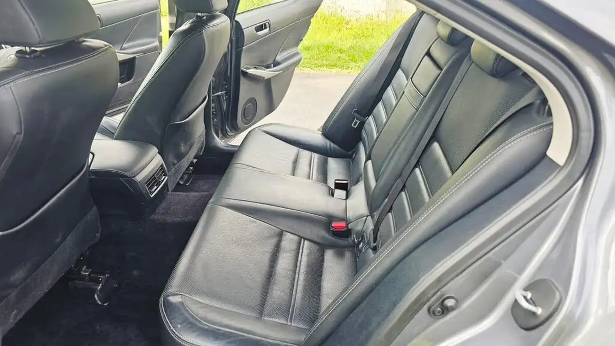 2014-lexus-is-300h-25-executive-edition-big-12