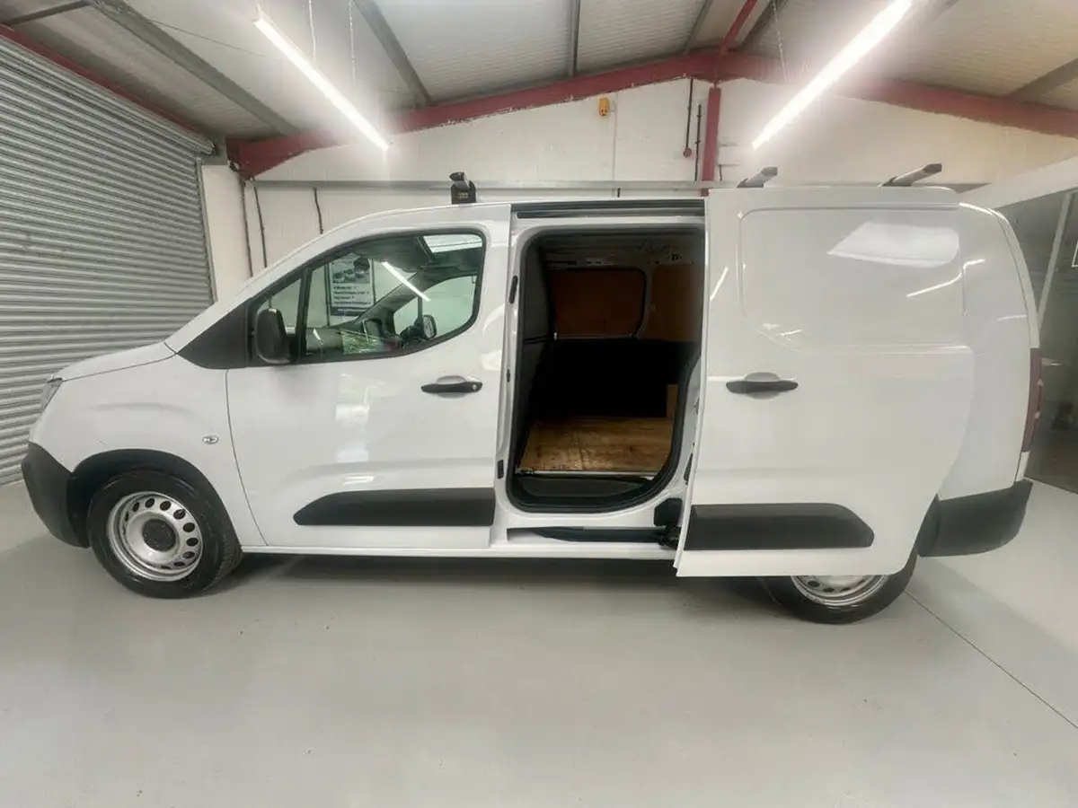 2023-peugeot-partner-15-bluehdi-950-professional-premium-100pseu6d-ss-big-2
