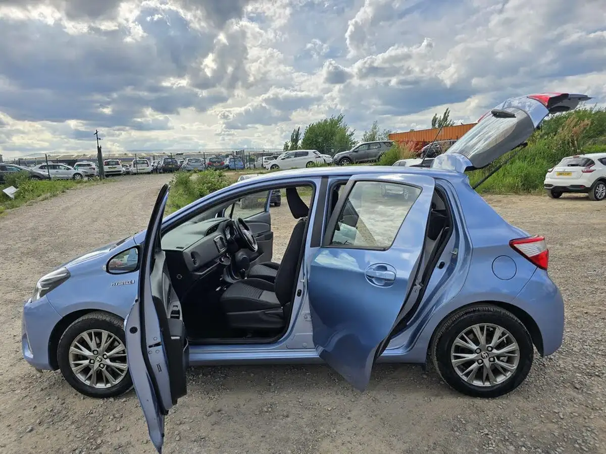 2017-toyota-yaris-15-vvt-i-icon-tech-98bhp-hybrid-1497cc-e-cvt-big-11