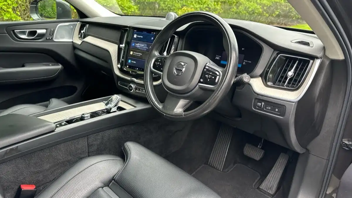 2022-volvo-xc60-20-t6-inscription-350bhp-big-3