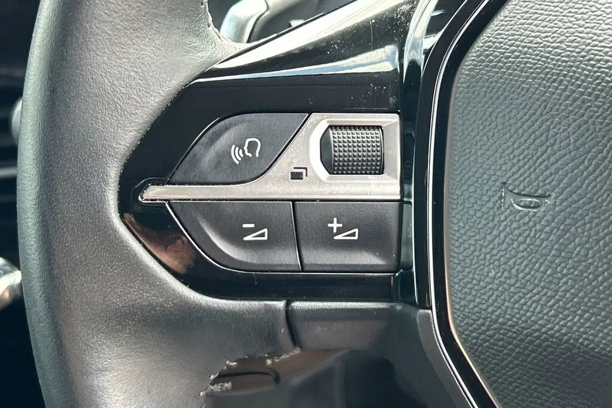 2021-peugeot-208-12-puretech-allure-premium-100bhp-eat8-big-10