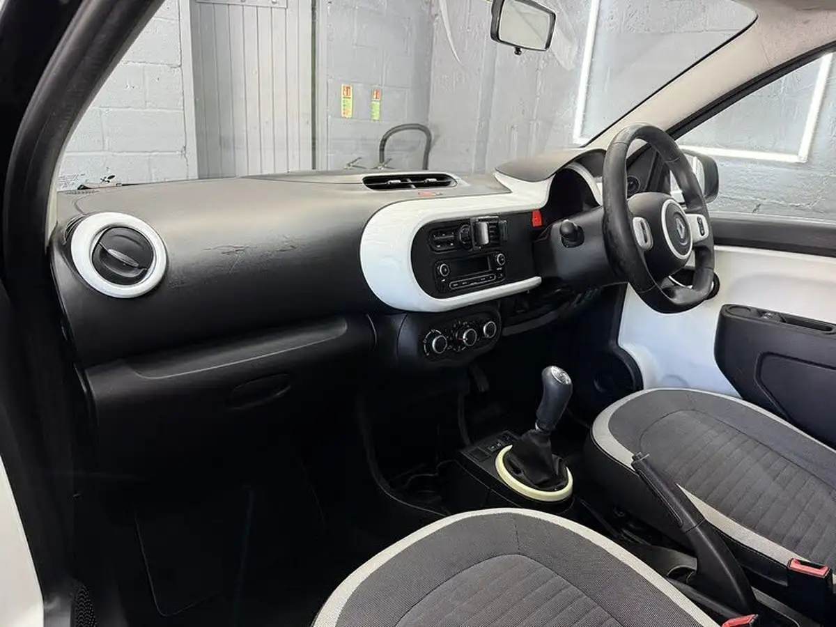 2015-renault-twingo-10-play-big-7