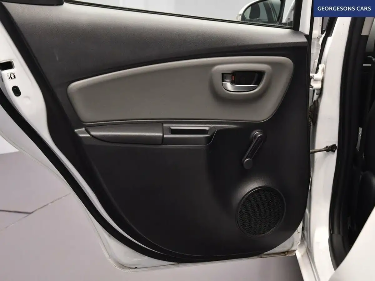 2020-toyota-yaris-15-vvt-i-icon-98bhp-hybrid-1497cc-e-cvt-big-17