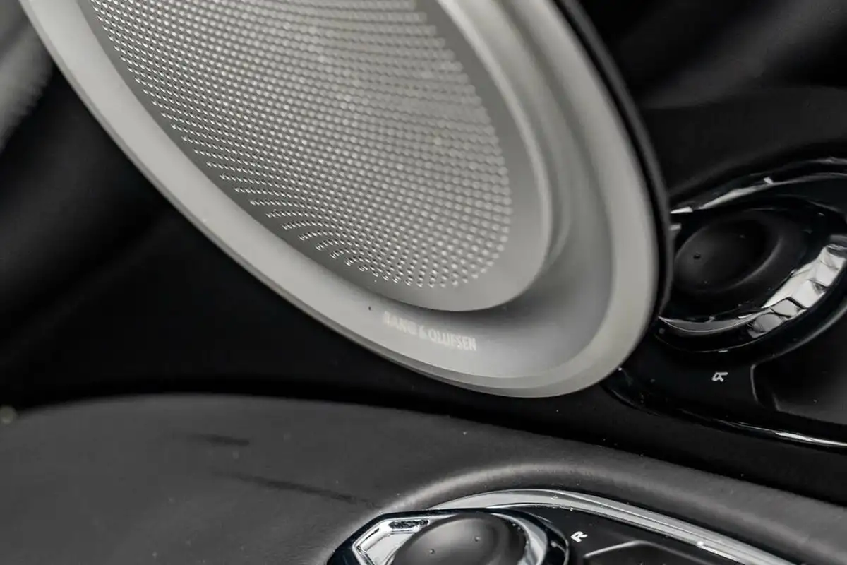 2017-aston-martin-db11-52-v12-launch-edition-big-35