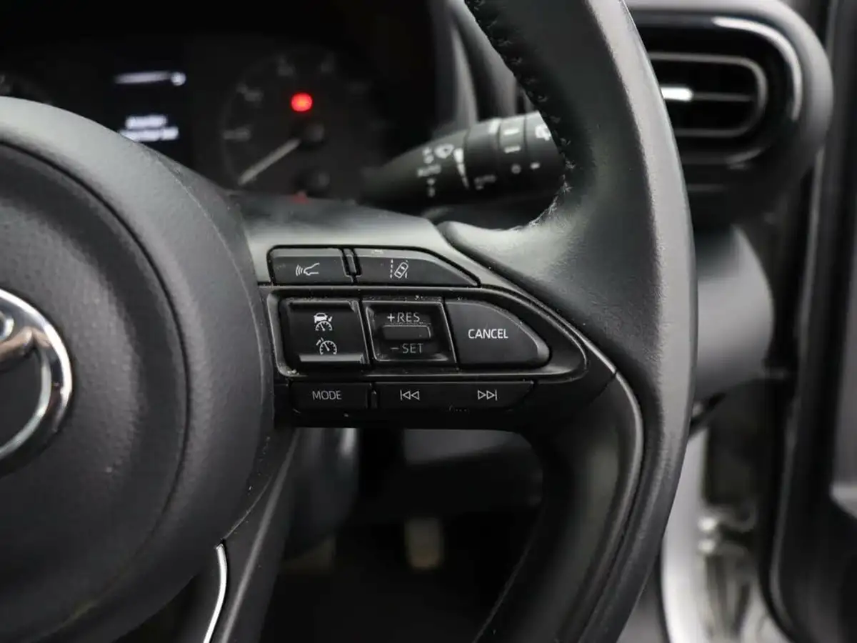 2021-toyota-yaris-15-vvt-i-icon-114bhp-hybrid-1490cc-e-cvt-big-35