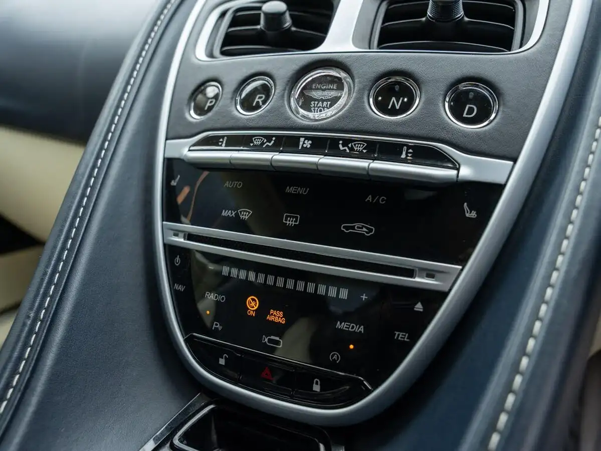 2019-aston-martin-db11-40-v8-big-9