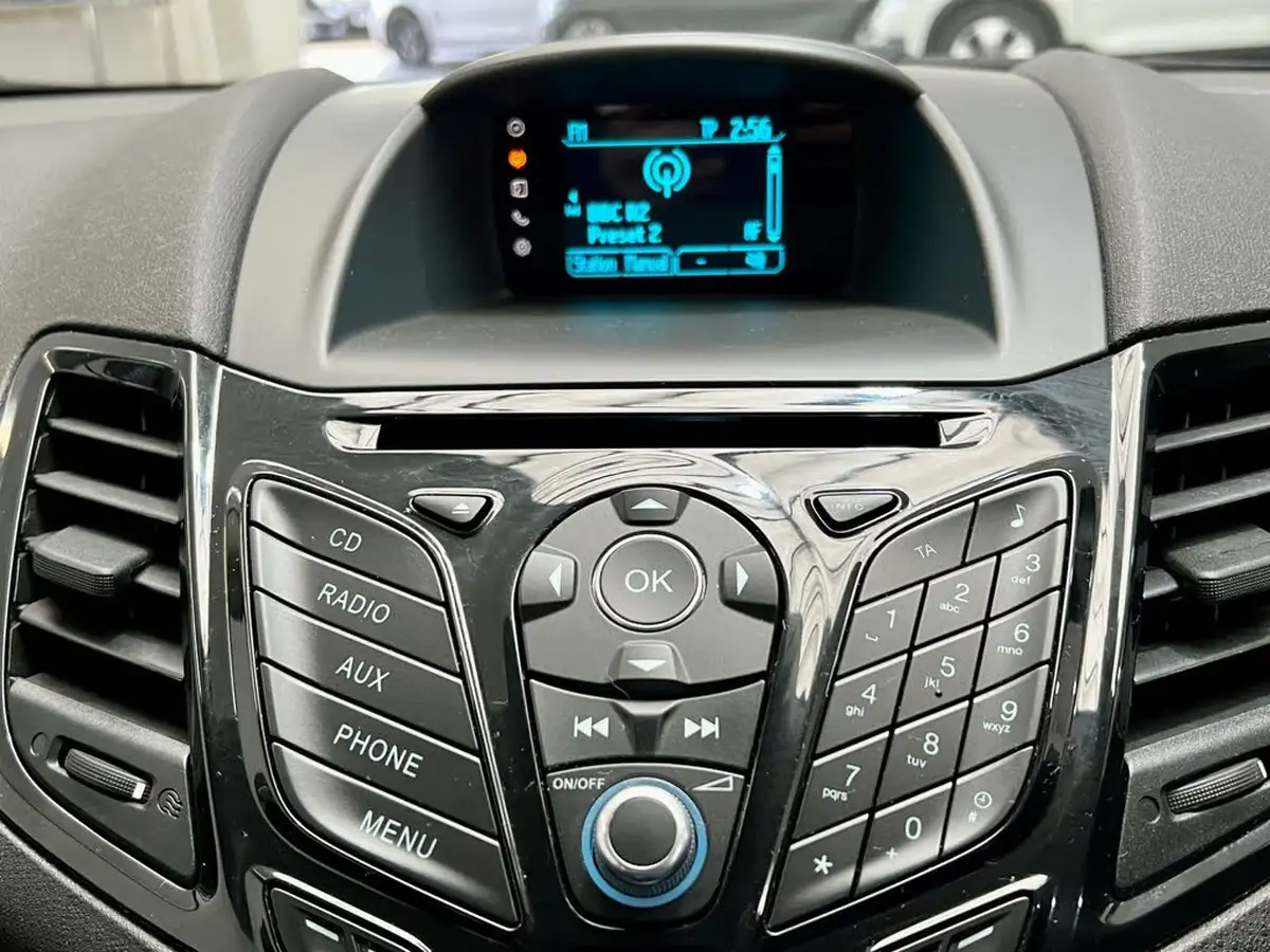2015-ford-fiesta-125-zetec-3d-big-12