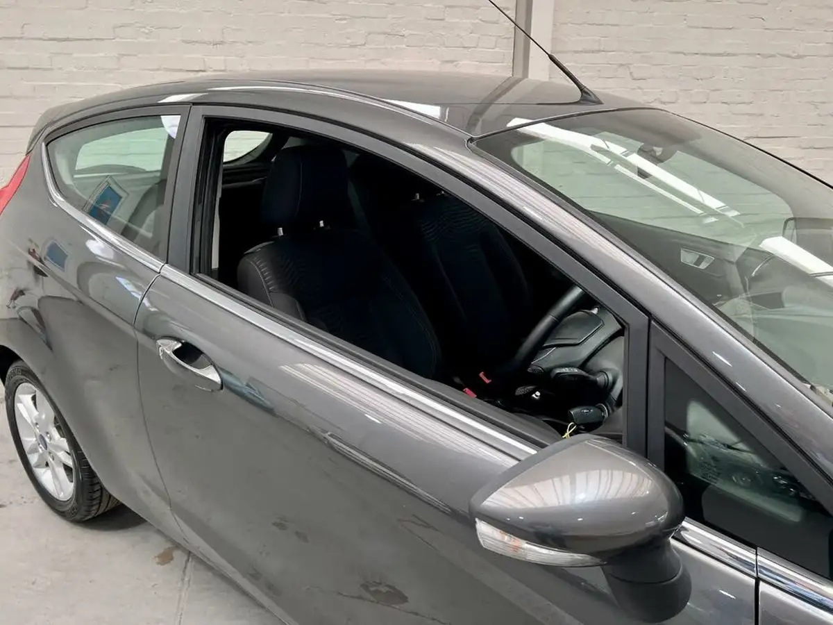 2015-ford-fiesta-125-zetec-3d-big-36