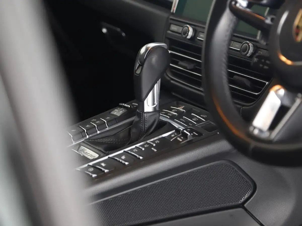 2021-porsche-macan-30-s-big-40