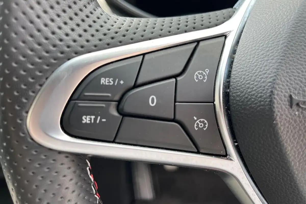 2023-renault-clio-10-tce-rs-line-big-10