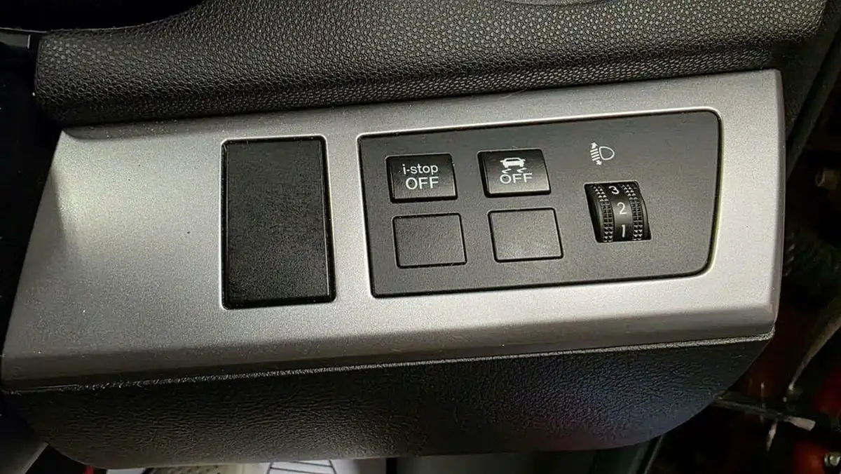 2012-mazda-mazda3-20-sport-navleather-big-17