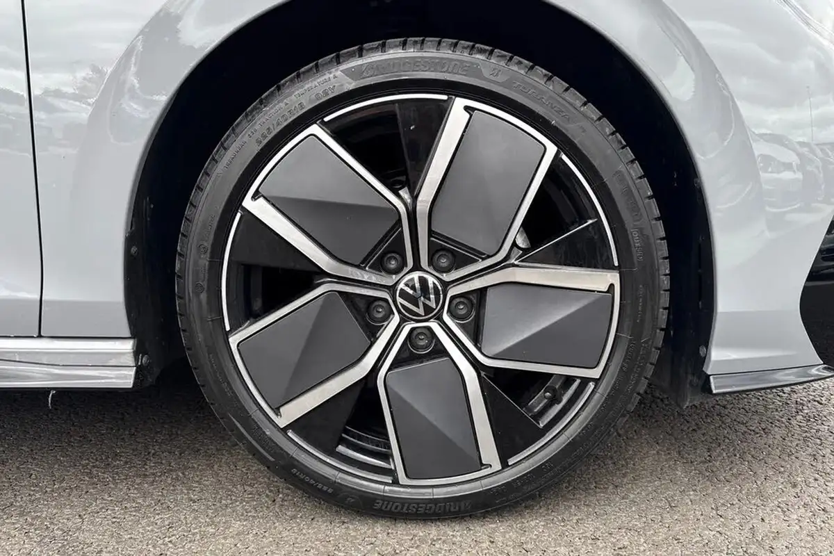 2025-volkswagen-golf-15-etsi-r-line-hatchback-big-8