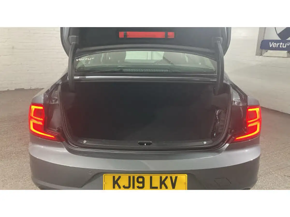 2019-volvo-s90-20-t4-momentum-big-24