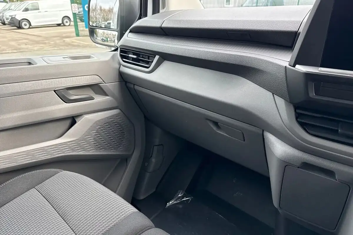 2025-volkswagen-transporter-20tdi-t30-commerce-plus-bmt-swb-150pseu6e-big-18