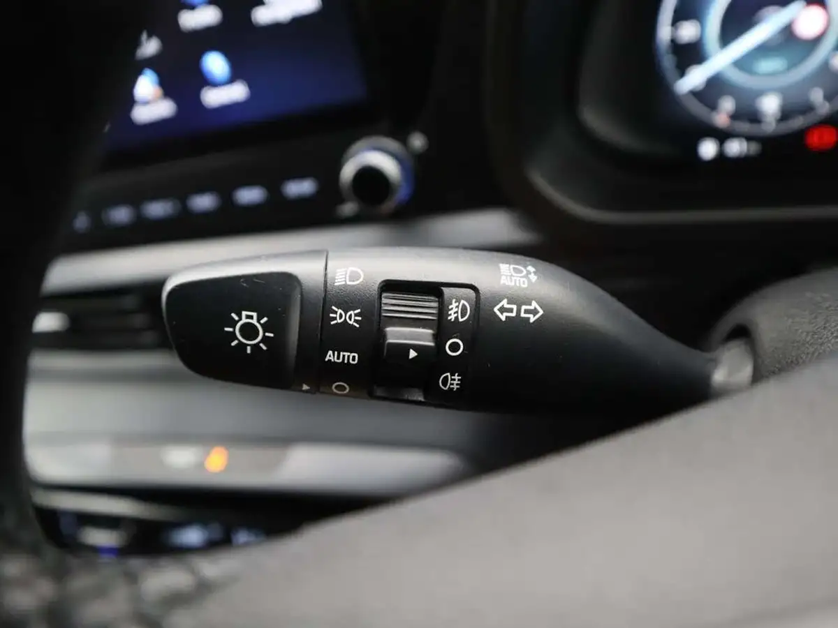 2022-hyundai-i20-10-t-gdi-premium-eclutch-imt-big-22