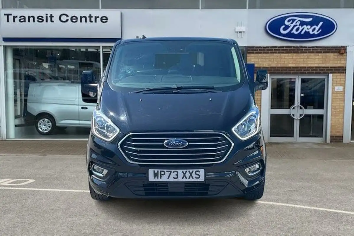 2023-ford-tourneo-custom-big-10