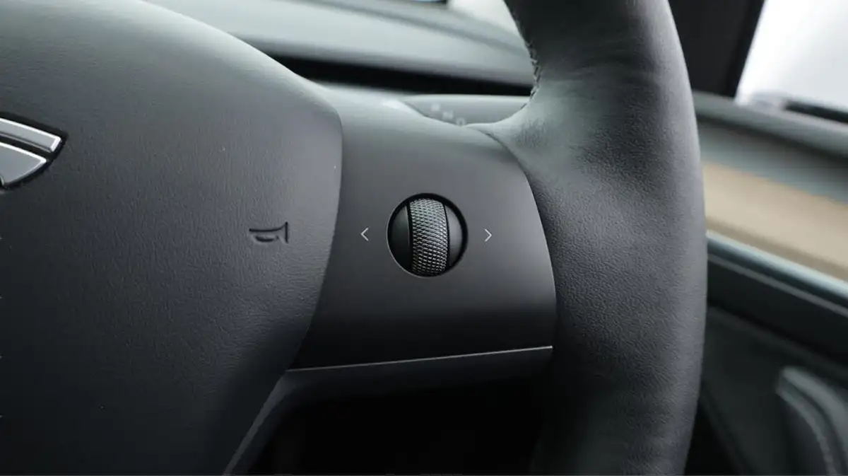 2022-tesla-model-y-e-long-range-big-25