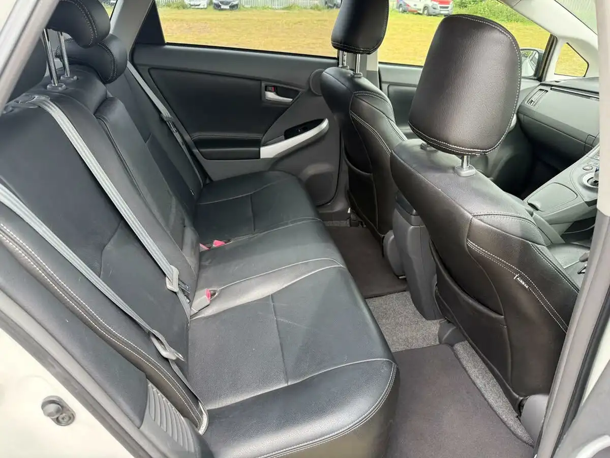 2011-toyota-prius-18-vvt-i-t-spirit-10th-anniversary-big-2