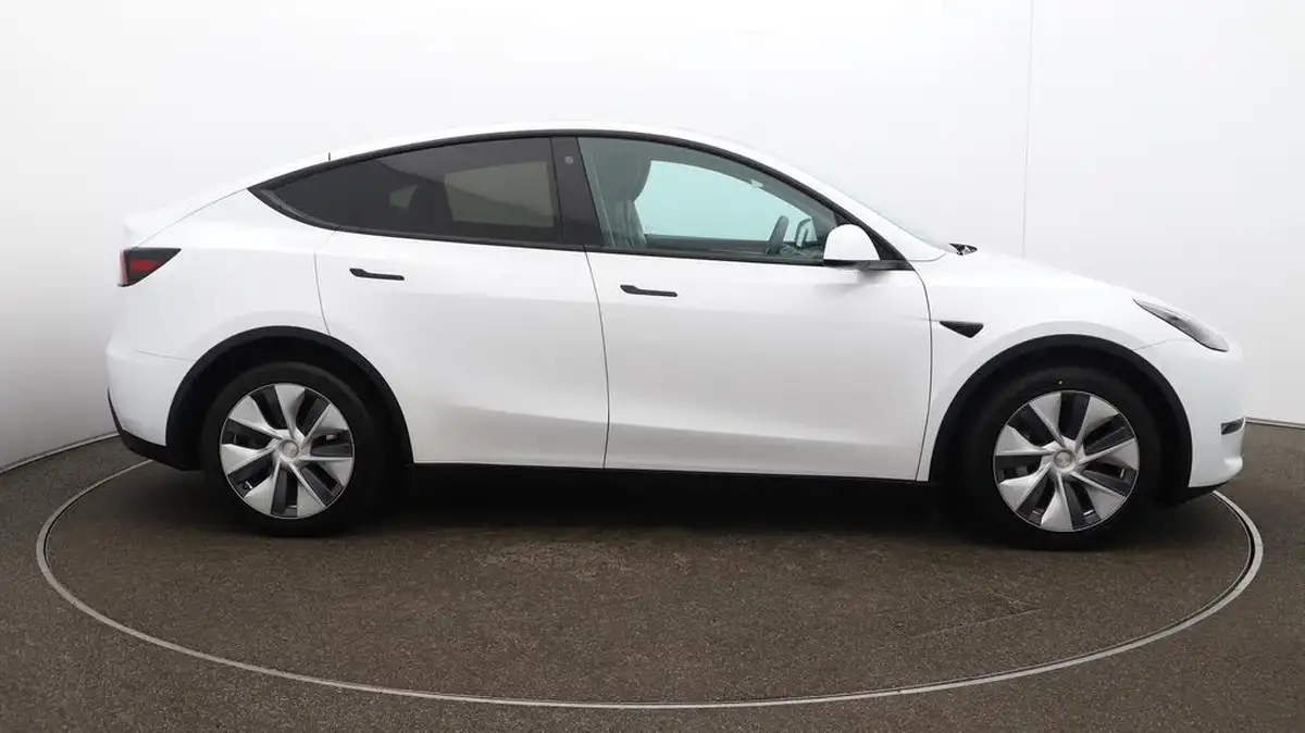 2022-tesla-model-y-e-long-range-big-41