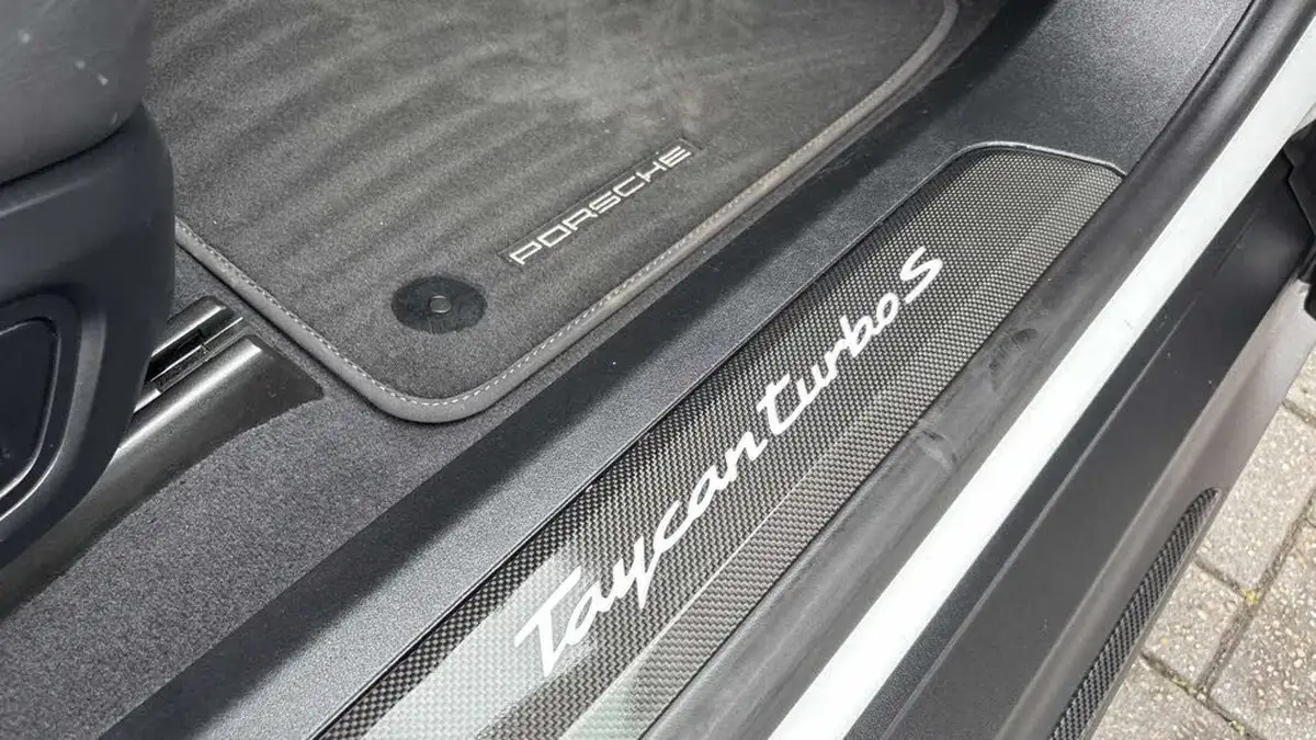 2020-porsche-taycan-e-turbo-s-big-18