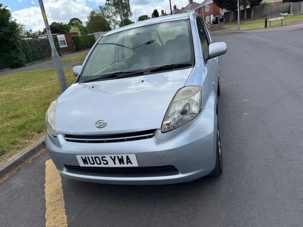 2005-daihatsu-sirion-13-se-big-15