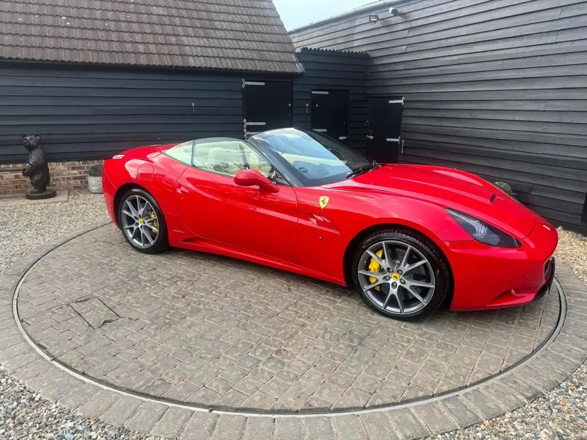 2010-ferrari-california-43-big-27