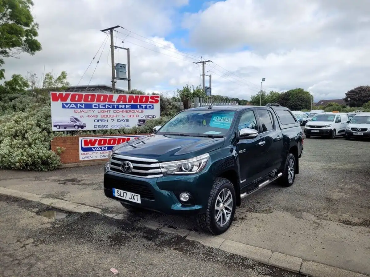 2017-toyota-hi-lux-24d-invincible-big-3