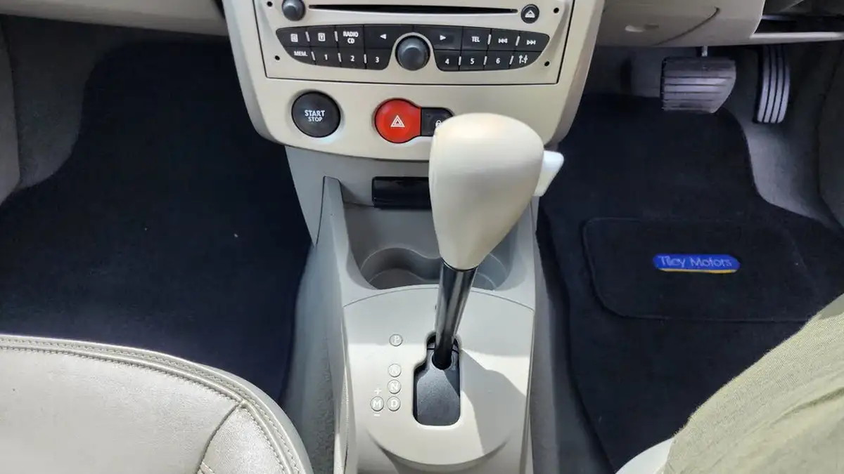 2010-renault-clio-16-initiale-tomtom-big-20