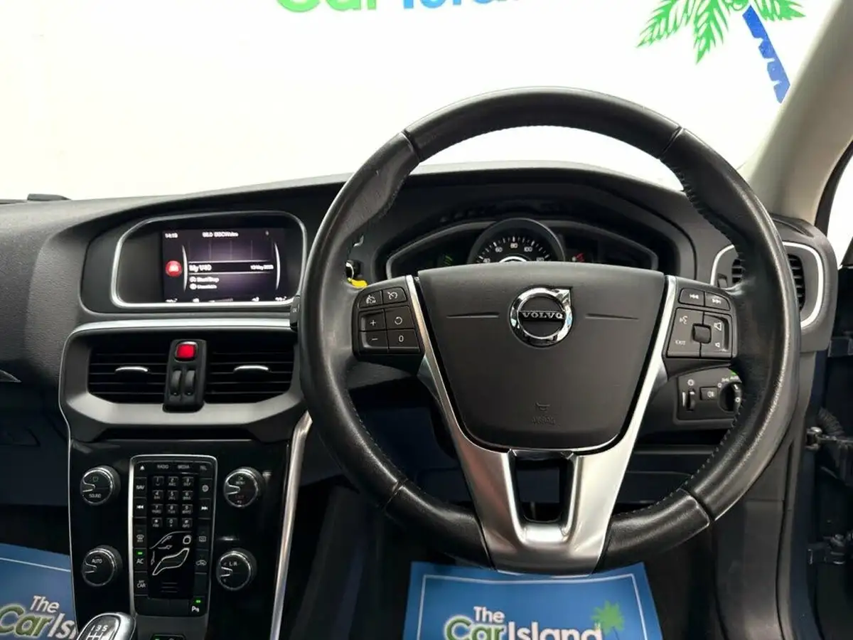 2018-volvo-v40-20-t2-momentum-nav-plus-big-11