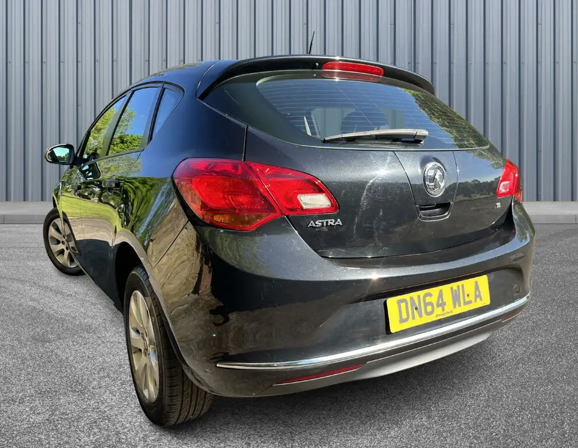 2014-vauxhall-astra-16-design-hatchback-big-3