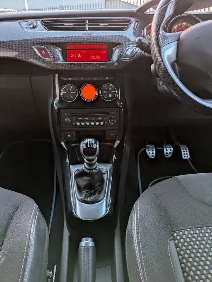 2012-citroen-ds3-16e-hdi-dsport-big-32