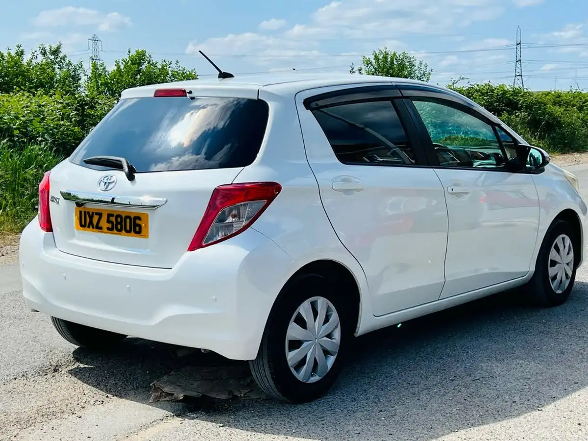 2015-toyota-yaris-big-6