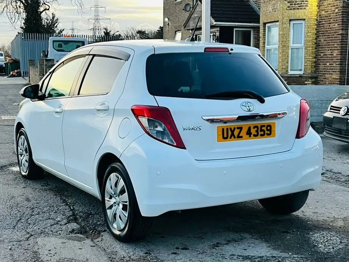2011-toyota-yaris-big-1