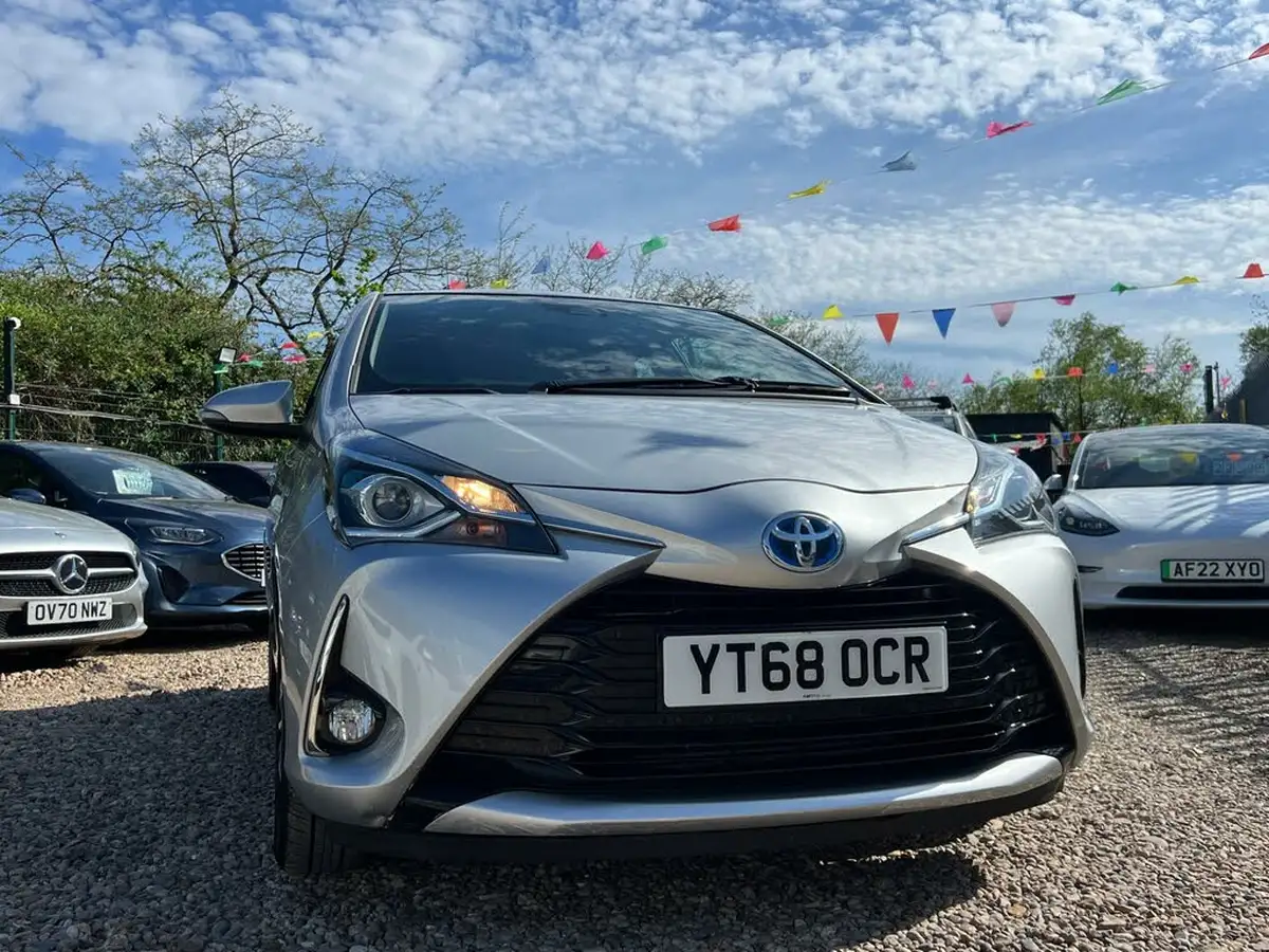 2018-toyota-yaris-15-vvt-i-icon-hybrid-big-18