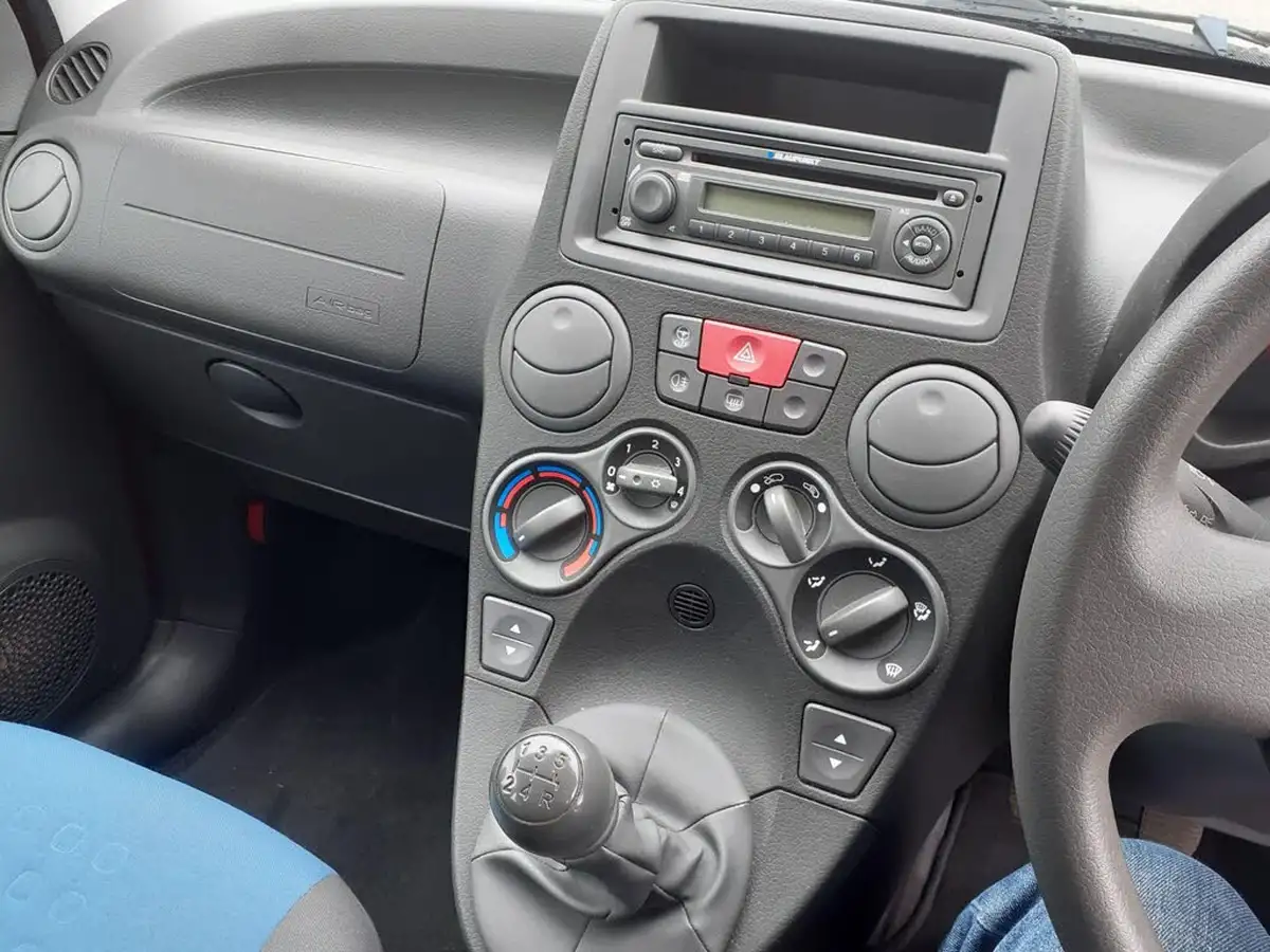 2011-fiat-panda-12-mylife-big-17