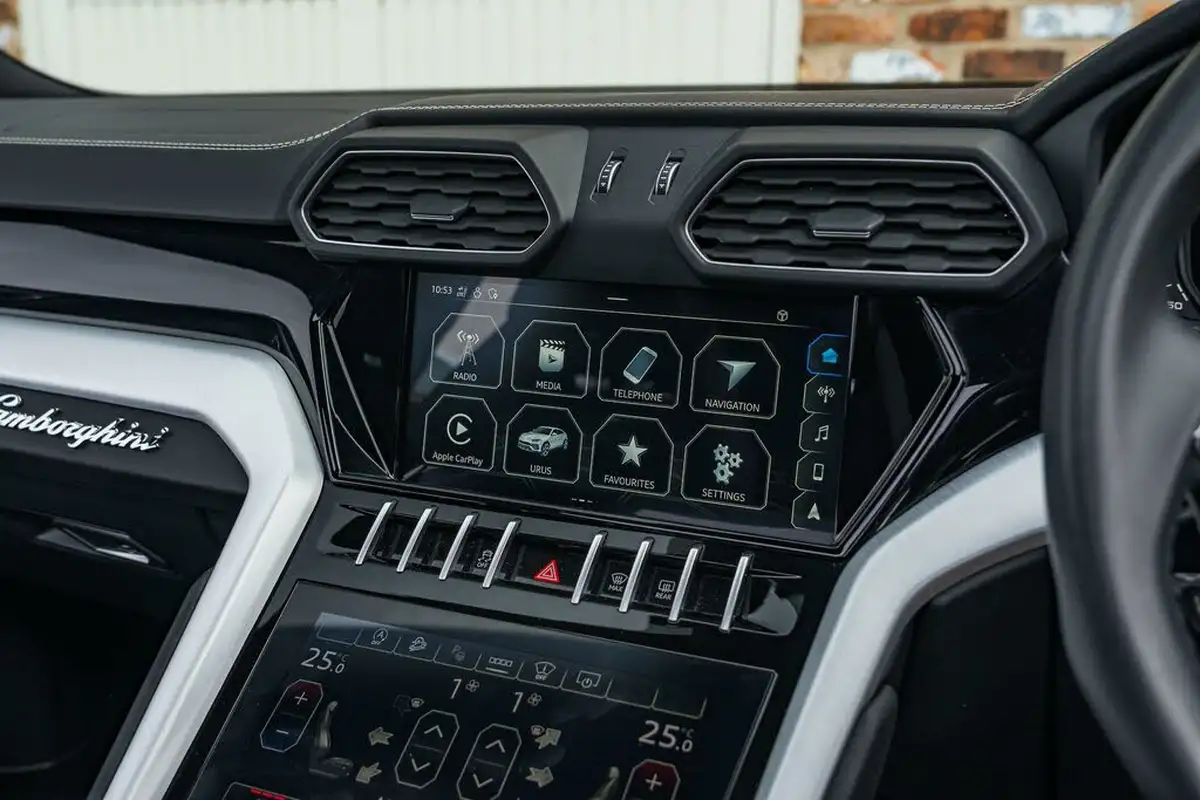 2021-lamborghini-urus-40-no-trim-big-61