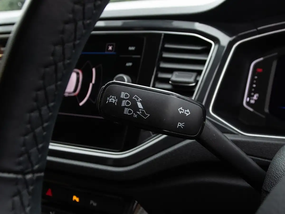 2018-volkswagen-t-roc-20tdi-sel-ss-big-16