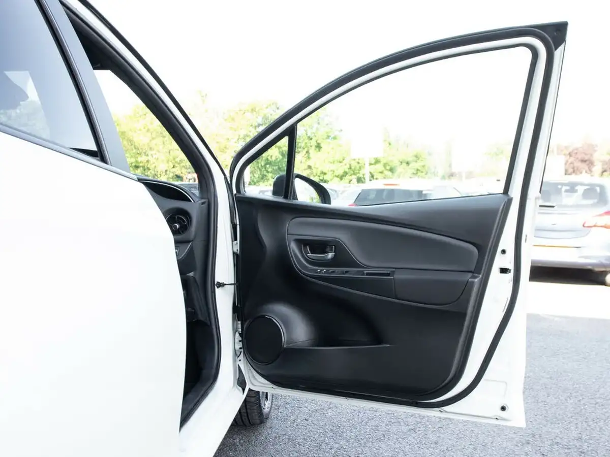 2018-toyota-yaris-15-vvt-i-grey-bi-tone-hybrid-big-13