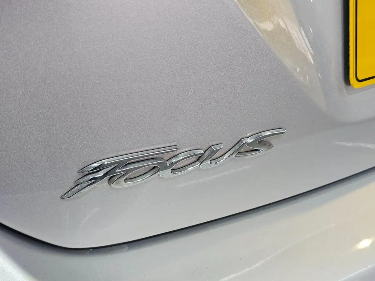 2012-ford-focus-10-zetec-100ps-hatchback-big-77